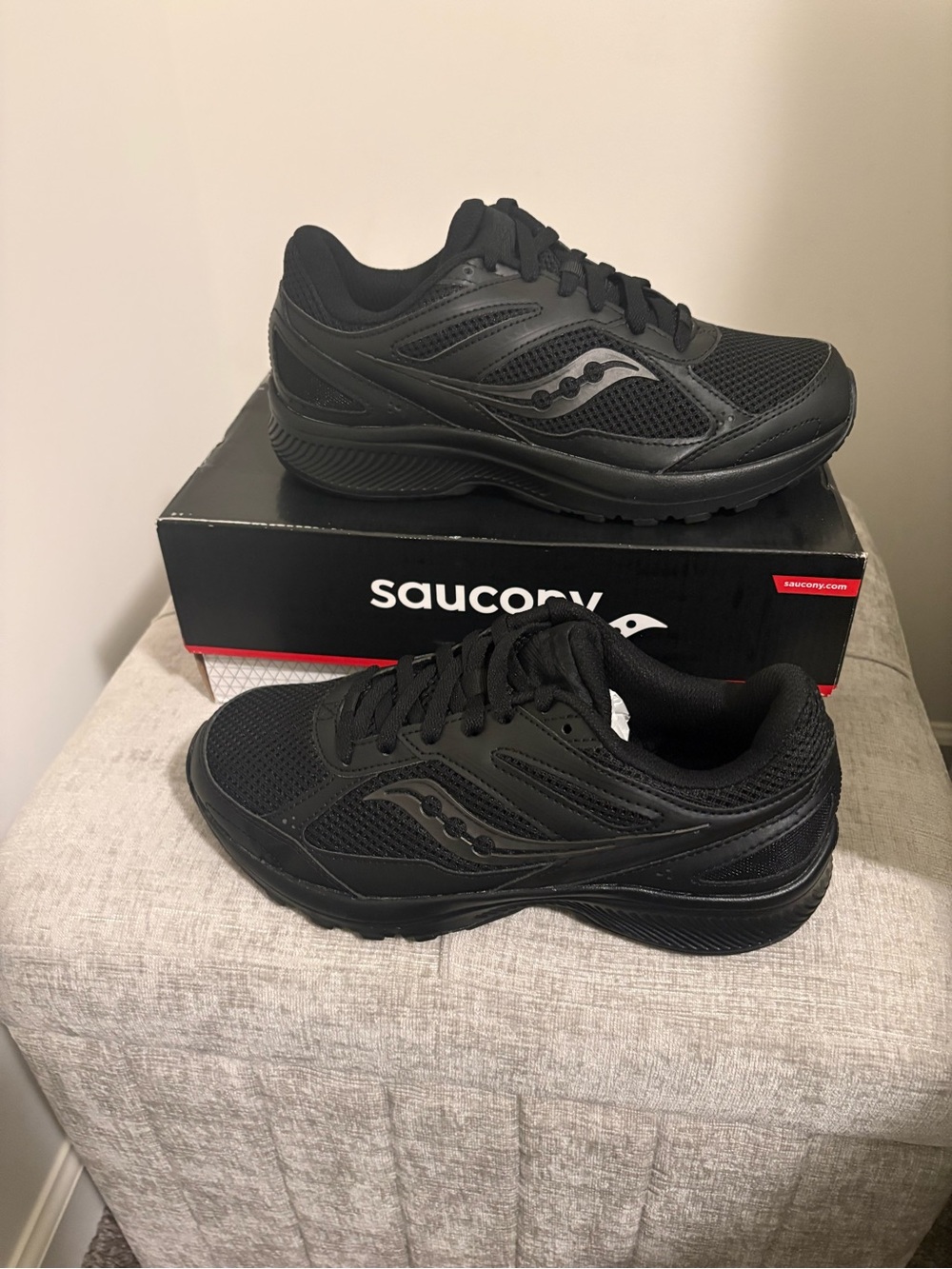 Saucony women size 8 Black Low-Profile Athletic Sneakers